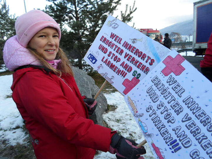 Kunterbunte Demo mitten auf der - gesperrten - Inntal-Autobahn. Tamara (9) hatte beim österreichischen Jugendrotkreuz ihre Schilder gebastelt.