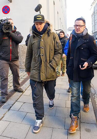 Nach seinem Auto-Unfall: Felix Neureuther verlässt die Arztpraxis von Hans-Wilhelm Müller-Wohlfahrt.