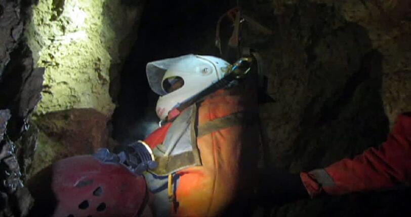 Der Screenshot aus einem Video der Bergwacht Bayern zeigt den verletzten Höhlenforscher Johann Westhauser, der durch die Riesending-Schachthöhle bei Berchtesgaden transportiert wird.