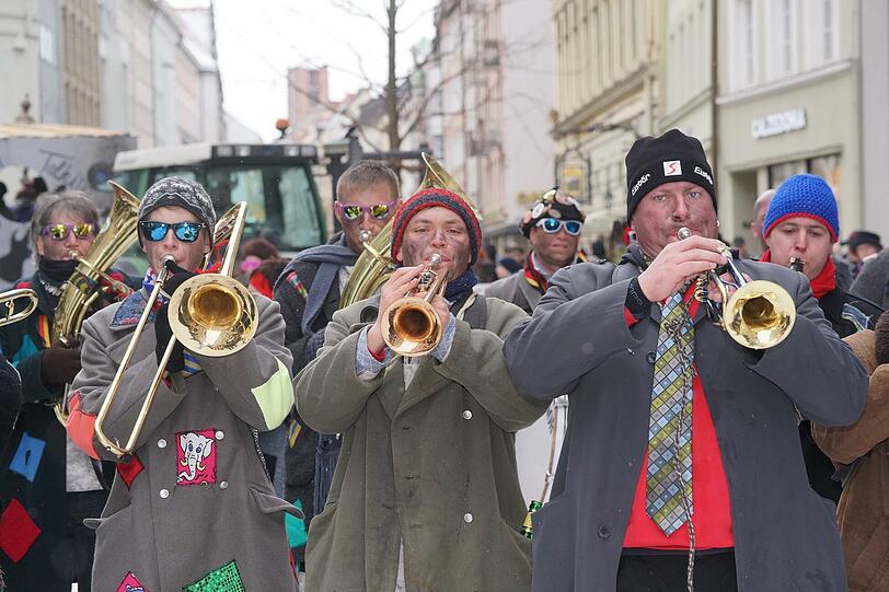 Weitere Bilder vom Faschingsumzug der "Damischen Ritter" in München am 08. Februar 2015.