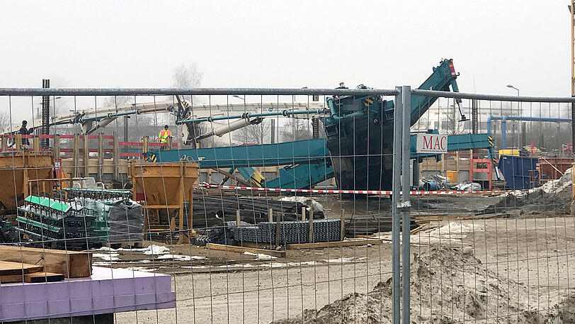 Am Donnerstagvormittag stürzte auf einer Baustelle in Freising eine Betonpumpe auf zwei Arbeiter - sie starben noch vor Ort.