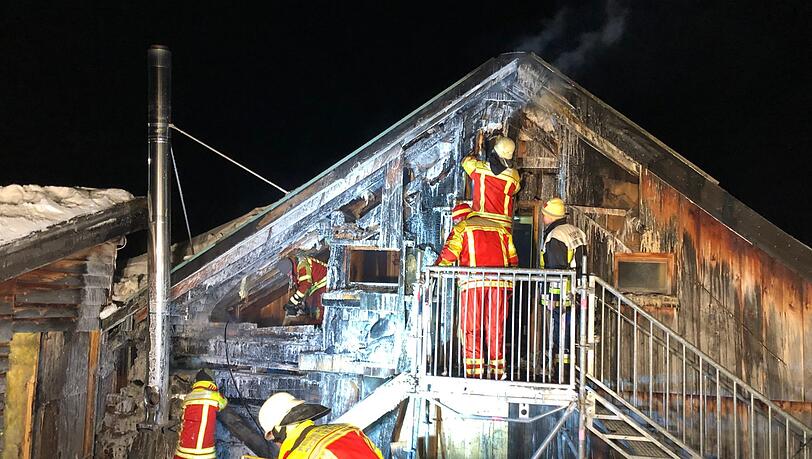 Feuer auf 1.500 Metern Höhe: Aus bislang ungeklärter Ursache hat es in der Nacht auf Sonntag in der oberen Maxlraineralm gebrannt. Feuer auf 1.500 Metern Höhe: Aus bislang ungeklärter Ursache hat es in der Nacht auf Sonntag in der oberen Maxlraineralm gebrannt.