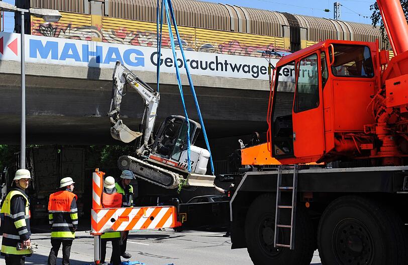 Der Lkw wird mitsamt seiner Ladung geborgen. Die Bilder...