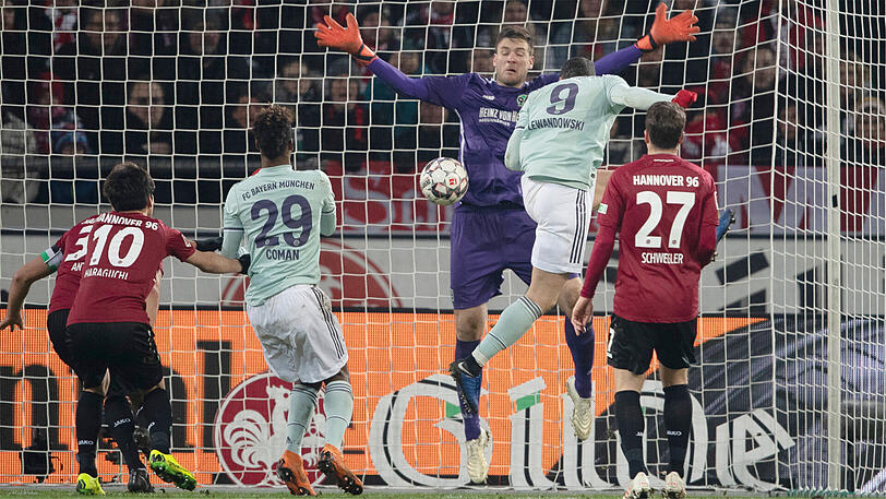 ROBERT LEWANDOWSKI, NOTE 3: Wurde von Minute zu Minute unzufriedener, weil er gegen die harmlosen Hannoveraner keinen Treffer für die persönliche Torjäger-Statistik erzielen konnte &ndash; bis ihn Kimmich mit seiner Flanke erlöste, das 4:0 (62.), sein zehnter Saisontreffer. Vergab fahrlässig das todsichere 5:0 (90.).