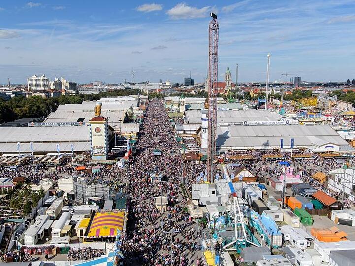 Oktoberfestbesucher drängen sich in der Wirtsbudenstraße auf dem Oktoberfest. Foto: Matthais Balk/Archivbild