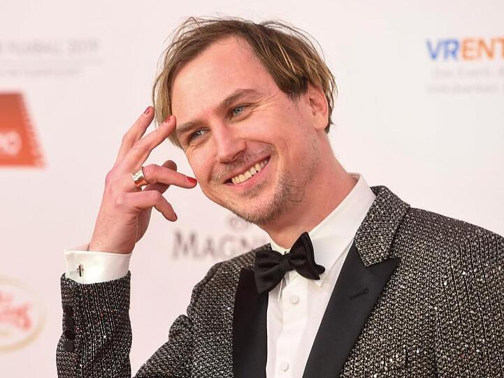 Lars Eidinger hat die Nägel rot.