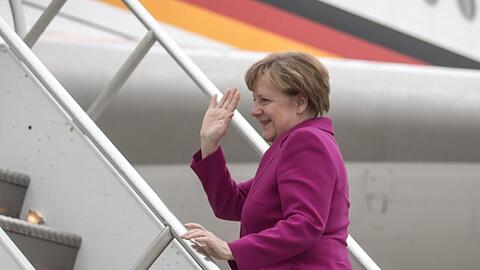 Bundeskanzlerin Angela Merkel steigt in den Airbus A340 "Theodor Heuss" der Flugbereitschaft der Luftwaffe der Bundeswehr. (Archiv).