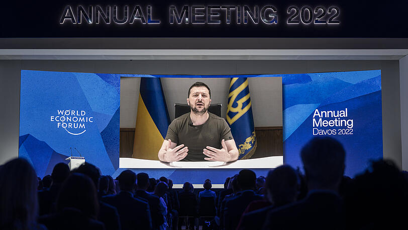 Der ukrainische Präsident Wolodymyr Selenskyj spricht per Video-Schalte bei einer Plenarsitzung zur Eröffnung des 51. Jahrestreffens des Weltwirtschaftsforums (WEF) in Davos zu den Teilnehmern.