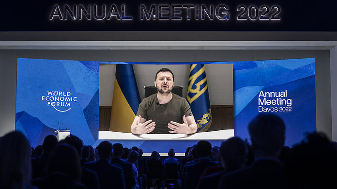 Der ukrainische Präsident Wolodymyr Selenskyj spricht per Video-Schalte bei einer Plenarsitzung zur Eröffnung des 51. Jahrestreffens des Weltwirtschaftsforums (WEF) in Davos zu den Teilnehmern.
