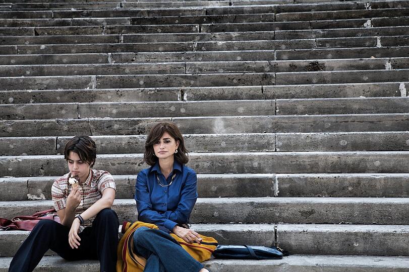 Adri (Luana Giuliani) und ihre wunderbare Mutter (Penélope Cruz) in "L'immensità", was ihre unermessliche Liebe meint.