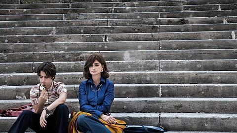 Adri (Luana Giuliani) und ihre wunderbare Mutter (Penélope Cruz) in "L'immensità", was ihre unermessliche Liebe meint.