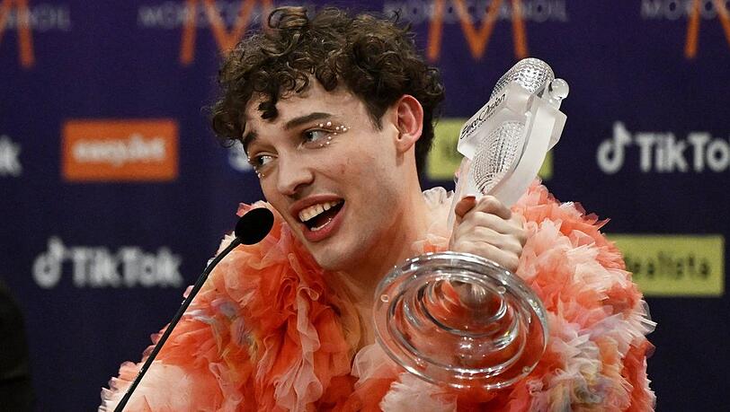 Nemo mit der ESC-Trophäe in Malmö. Nemo mit der ESC-Trophäe in Malmö.