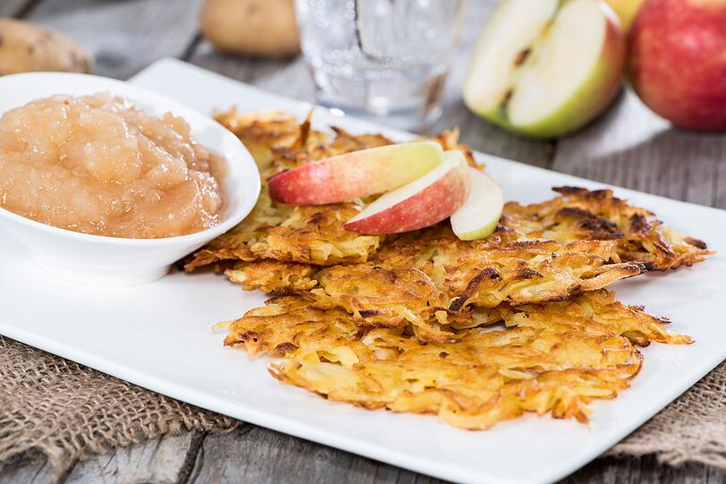 Auch Kartoffelpuffer sind eine ideale Beilage für Currys oder Fleischgerichte, schmecken aber auch wunderbar als Hauptspeise. Für die Puffer Zwiebeln und Kartoffeln klein reiben oder im Mixer zerkleinern. Danach das überschüssige Wasser aus dem Gemüse drücken und mit Eiern und Mehl verrühren. Die Puffer portionsweise in einer heißen Pfanne braten und mit Apfelmus servieren. Auch Kartoffelpuffer sind eine ideale Beilage für Currys oder Fleischgerichte, schmecken aber auch wunderbar als Hauptspeise. Für die Puffer Zwiebeln und Kartoffeln klein reiben oder im Mixer zerkleinern. Danach das überschüssige Wasser aus dem Gemüse drücken und mit Eiern und Mehl verrühren. Die Puffer portionsweise in einer heißen Pfanne braten und mit Apfelmus servieren.