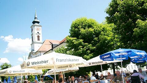 Im Schatten von Schirmen, Bäumen und der barocken Kirche: Die Gäste des Klosterbräustüberls in Schäftlarn schätzen an diesem Biergarten die familiäre, unaufgeregte Atmosphäre.