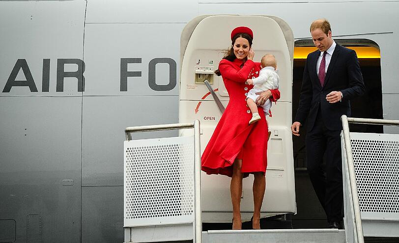 Trotz Wind und Regen strahlt das royale Paar, als es mit Baby George das Flugzeug am Flughafen in Wellington verlässt.