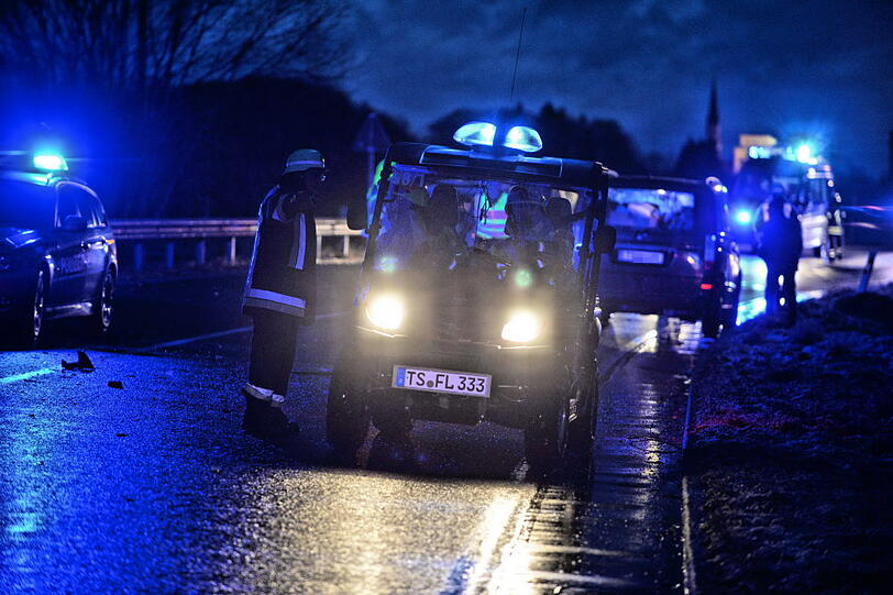 Unfallflucht am Chiemsee: Die Bilder vom Unfallort und von der Suchaktion.