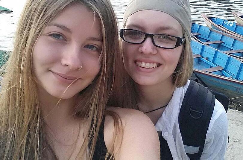 Leonie und Nina Kathmandu machten am 23. April ein Selfie in Kathmandu. Einen Tag später reisten sie in das Lantang-Tal. Nach den starken Erdbeben in Nepal gelten sie als vermisst.