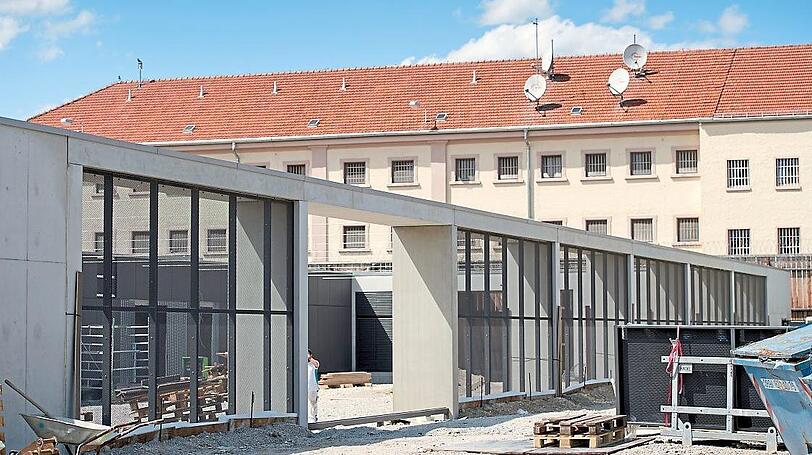 Der Prozess findet im Hochsicherheitsgerichtssaal in der Justizvollzugsanstalt in Stadelheim statt.