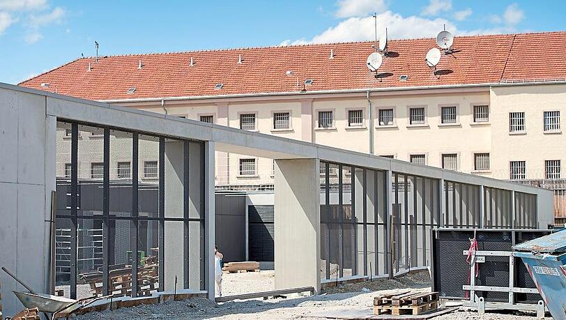 Der Prozess findet im Hochsicherheitsgerichtssaal in der Justizvollzugsanstalt in Stadelheim statt. Der Prozess findet im Hochsicherheitsgerichtssaal in der Justizvollzugsanstalt in Stadelheim statt.