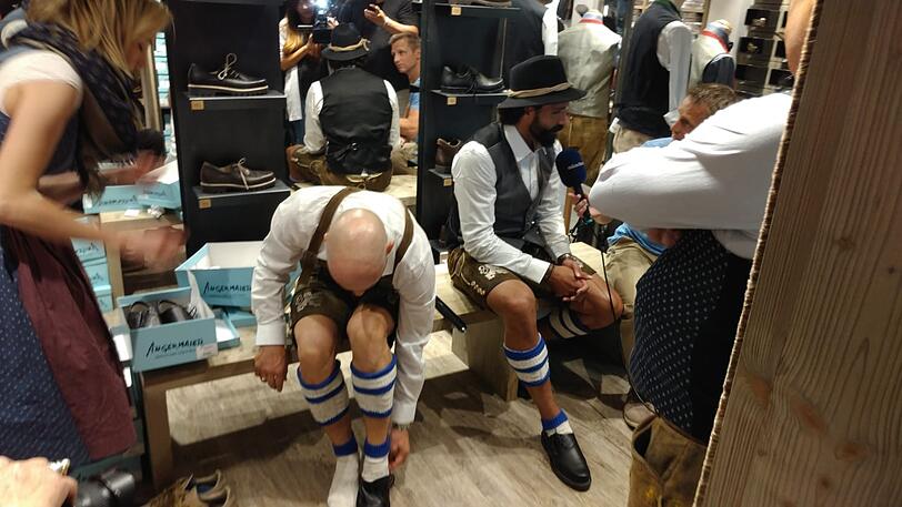 Die Löwen bei der Wiesn-Einkleidung in der Angermaier-Filiale.