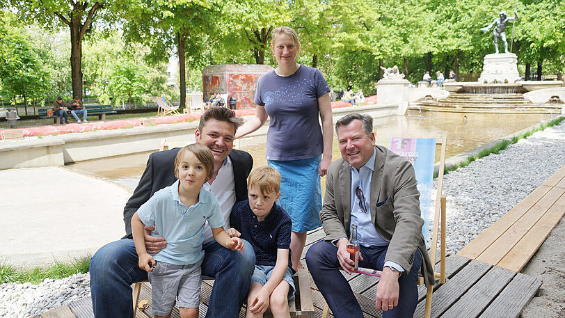 Die Veranstalter des Kulturstrandes Benjamin David und Ulrike Bührlen, Bürgermeister Josef Schmid und die zwei Söhne von Benjamin David: Valentin und Xaver (von links)