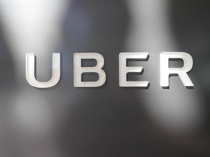 Uber-Firmenlogo am Hauptsitz des Unternehmens in San Francisco.