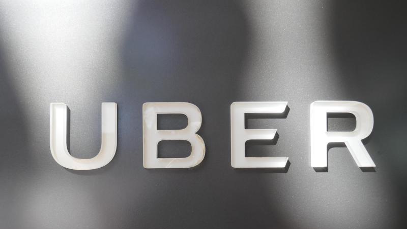 Uber-Firmenlogo am Hauptsitz des Unternehmens in San Francisco. Uber-Firmenlogo am Hauptsitz des Unternehmens in San Francisco.