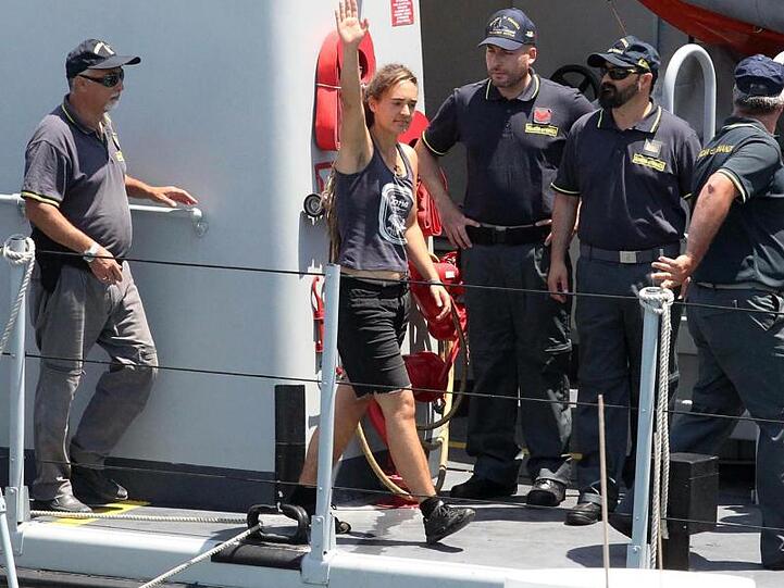 Carola Rackete, deutsche Kapitänin der "Sea-Watch 3", winkt bei ihrer Ankunft im Hafen von Porto Empedocle.