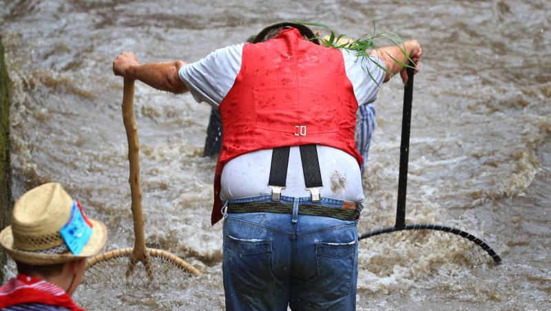Ein Teilnehmer des Fischertages steht während des Ausfischens mit zwei Keschern im Stadtbach. Foto: Karl-Josef Hildenbrand/Archivbild Ein Teilnehmer des Fischertages steht während des Ausfischens mit zwei Keschern im Stadtbach. Foto: Karl-Josef Hildenbrand/Archivbild