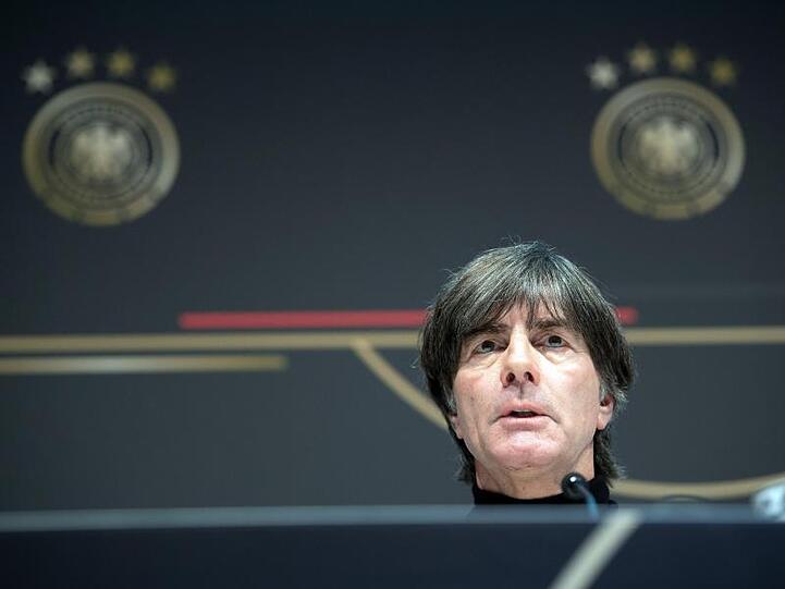 Bundestrainer Joachim Löw beantwortet die Fragen der Journalisten bei einer Pressekonferenz.