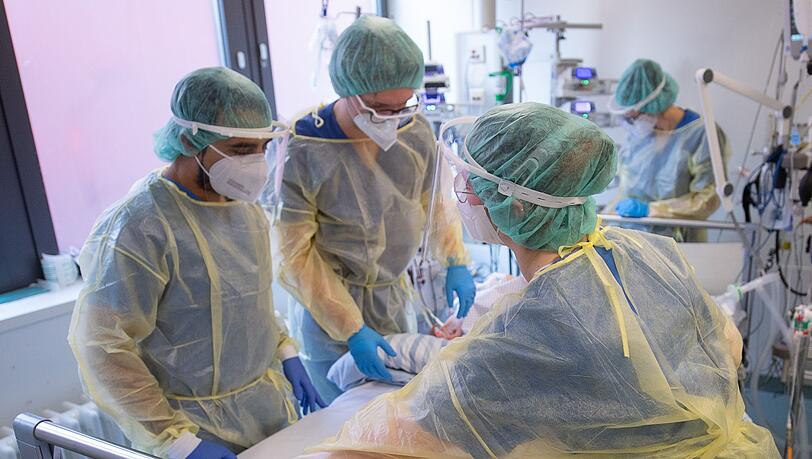 Es sind so viele Leute wie noch nie infiziert – doch die Krankenhausaufenthalte werden weniger. Das könnte eine Chance sein, so die Corona-Experten aus der München Klinik. (Symbolbild)
