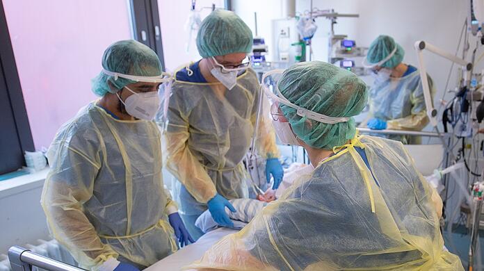 Es sind so viele Leute wie noch nie infiziert – doch die Krankenhausaufenthalte werden weniger. Das könnte eine Chance sein, so die Corona-Experten aus der München Klinik. (Symbolbild)