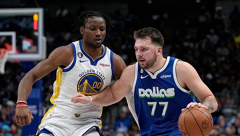 Luka Doncic (77) von den Dallas Mavericks in Aktion gegen Jonathan Kuminga von den Golden State Warriors.