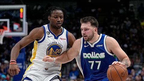 Luka Doncic (77) von den Dallas Mavericks in Aktion gegen Jonathan Kuminga von den Golden State Warriors.