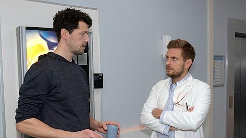 "GZSZ": Sascha (l.) erzählt Philip versehentlich von Emilys Sportunfall.