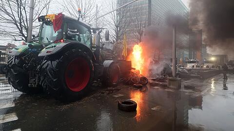 In Brüssel protestieren Landwirte im Europaviertel vor dem Treffen der Agrarminister und -ministerinnen.