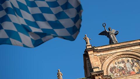 Eine Bayernflagge weht vor dem bayerischen Landtag.