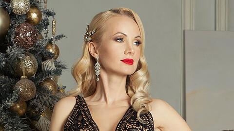 Elegante Locken und eine glitzernde Haarspange: Dieser Hairstyle passt perfekt zum Fest.