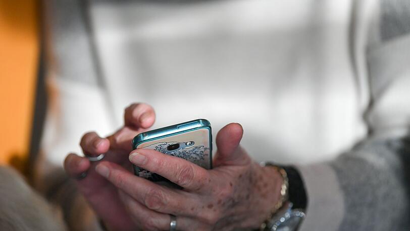 Smartphone? Auch f&uuml;r die allermeisten &auml;lteren Leute unverzichtbarer Alltagsbegleiter. (Symbolbild)