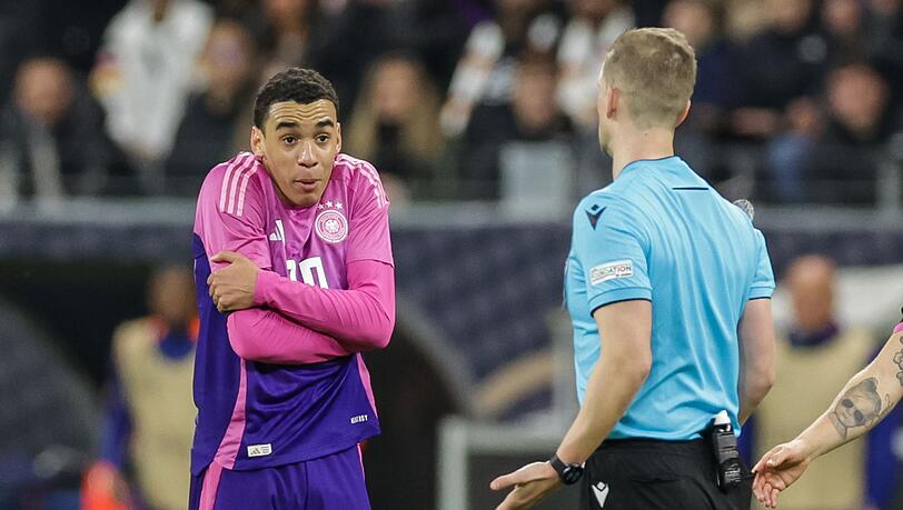 Kennen sich aus einem L&auml;nderspiel: Bayern-Star Musiala und Schiedsrichter Eskas. (Archivbild)