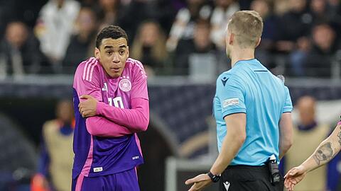 Kennen sich aus einem L&auml;nderspiel: Bayern-Star Musiala und Schiedsrichter Eskas. (Archivbild)