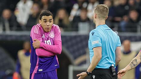 Kennen sich aus einem L&auml;nderspiel: Bayern-Star Musiala und Schiedsrichter Eskas. (Archivbild)