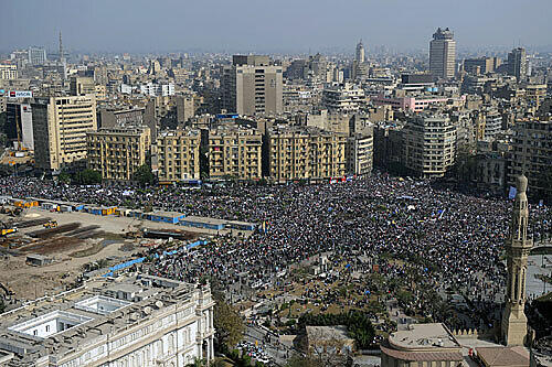 Menschenmassen strömen auf den Tahrir-Platz in Kairo
