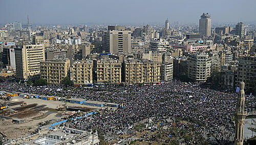 Menschenmassen strömen auf den Tahrir-Platz in Kairo Menschenmassen strömen auf den Tahrir-Platz in Kairo