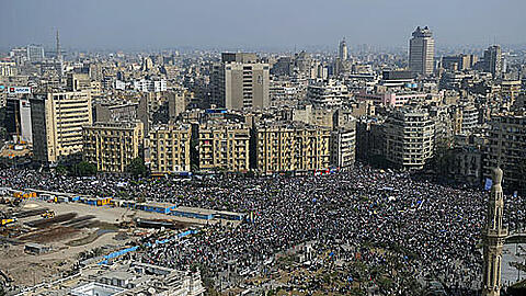 Menschenmassen strömen auf den Tahrir-Platz in Kairo