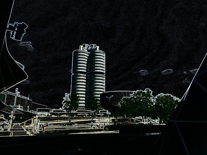 Den Turm erkennt man auch als Negativ: Das BMW-Hochhaus, aufgenommen von der BMW-Welt.