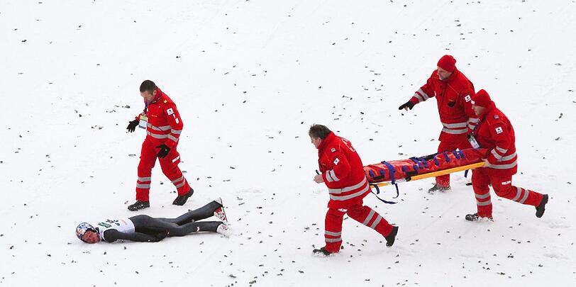 Skispringer Thomas Morgenstern verlor im Training für das Skifliegen auf dem Kulm/Österreich in der Luft das Gleichgewicht und schlug mit Rücken und Kopf hart auf dem Boden auf. Die Bilder.