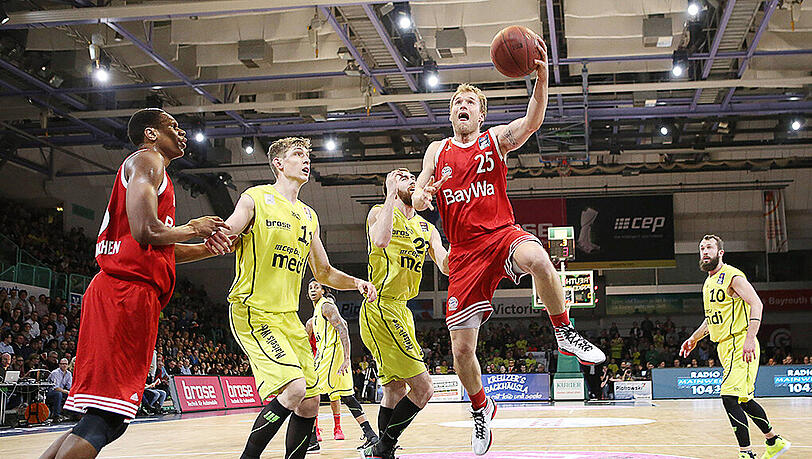 Bayerns Anton Gavel steigt zum Korbleger. Bayerns Anton Gavel steigt zum Korbleger.