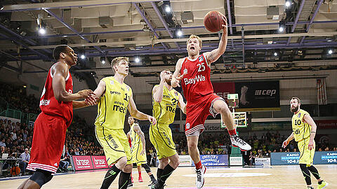 Bayerns Anton Gavel steigt zum Korbleger.