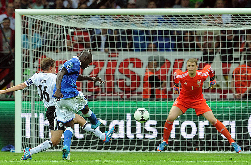 Europameisterschafts-Halbfinale 2012 in Warschau: Italiens Mario Balotelli wird zum Deutschland-Schreck.
